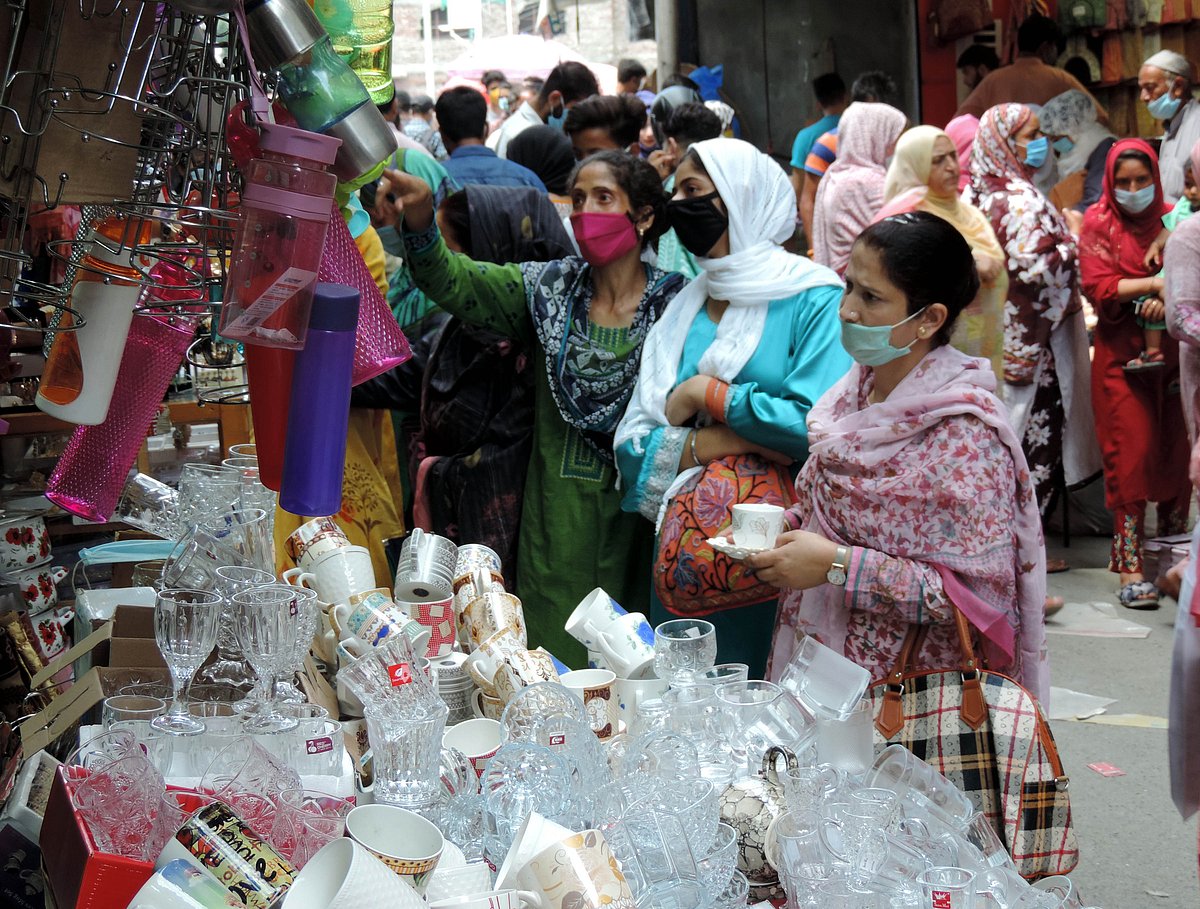 کشمیر: عید کے پیش نظر بازاروں میں گہماگہمی، تصویری جھلکیاں
