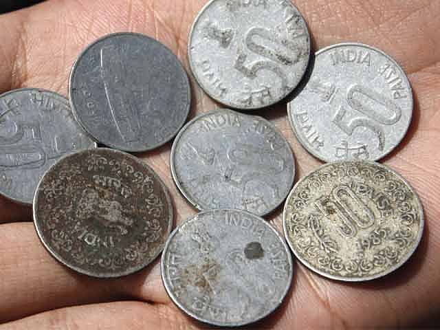 آخر کیوں 50 پیسے کے 200 سکّے اکٹھا کر رہے ہیں سپریم کورٹ کے وکیل؟