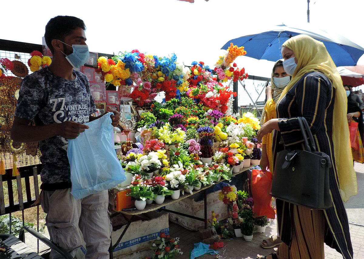 کشمیر: عید کے پیش نظر بازاروں میں گہماگہمی، تصویری جھلکیاں