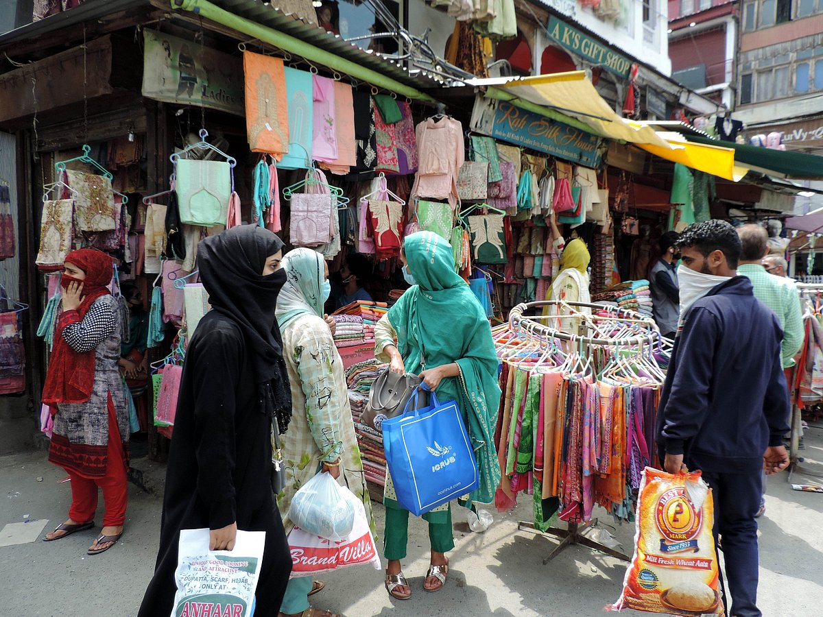 کشمیر: عید کے پیش نظر بازاروں میں گہماگہمی، تصویری جھلکیاں