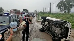 وکاس دوبے انکاؤنٹر: تین رکنی تفتیشی کمیشن کے دو ارکان کو ہٹانے کی عرضی سپریم کورٹ سے خارج