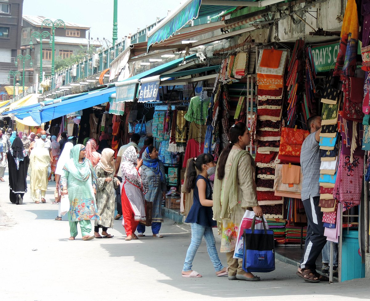 کشمیر: عید کے پیش نظر بازاروں میں گہماگہمی، تصویری جھلکیاں