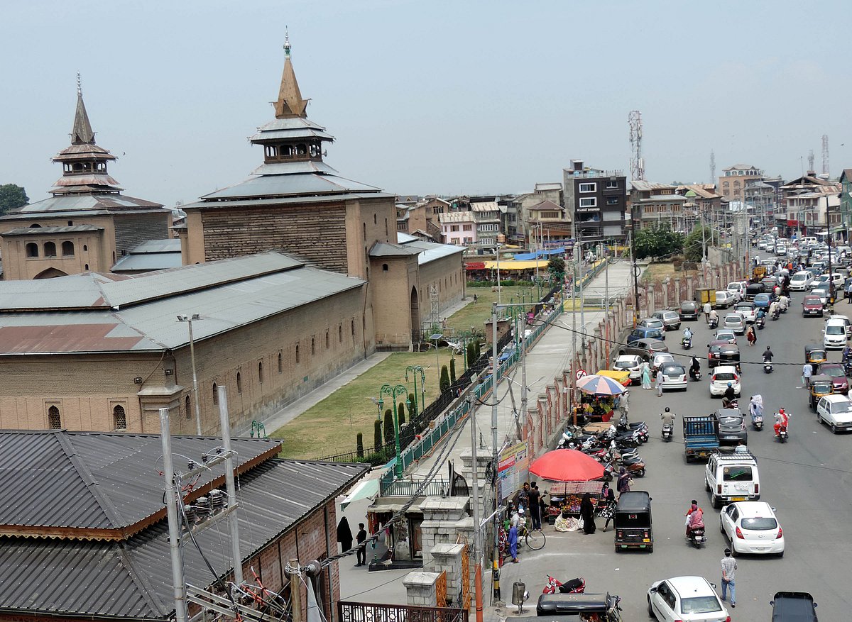 کشمیر: عید کے پیش نظر بازاروں میں گہماگہمی، تصویری جھلکیاں