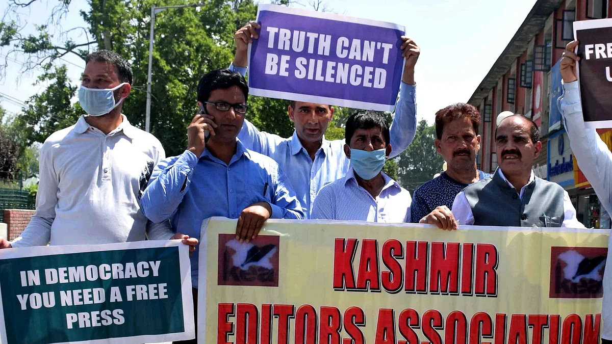 حکومت کے خلاف جموں و کشمیرکے صحافی احتجاج کرتے ہوئے، تصویر یو این آئی