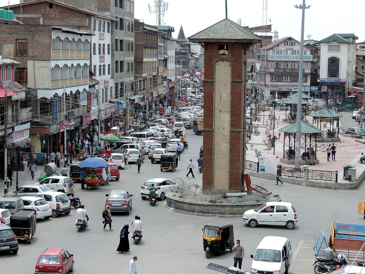 کشمیر: عید کے پیش نظر بازاروں میں گہماگہمی، تصویری جھلکیاں