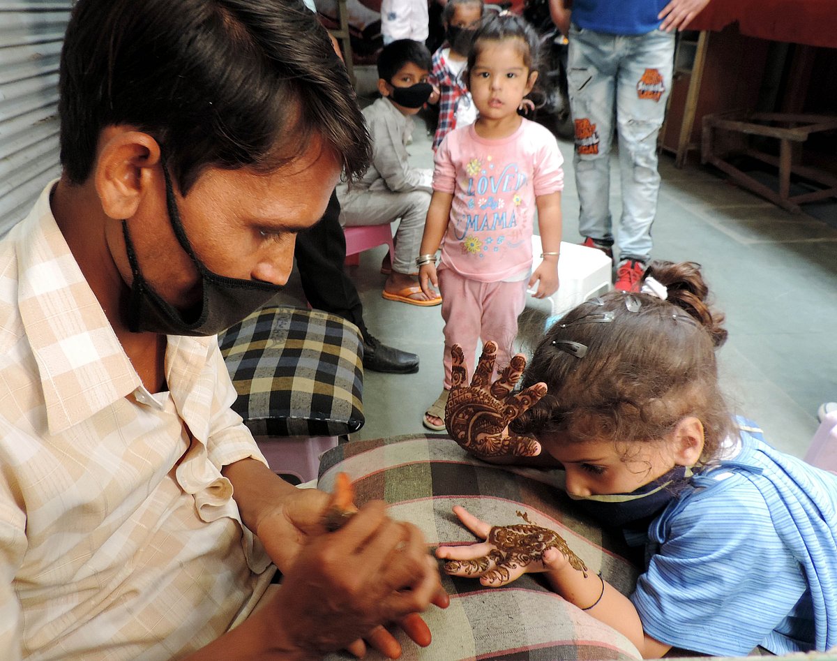 کشمیر: عید کے پیش نظر بازاروں میں گہماگہمی، تصویری جھلکیاں