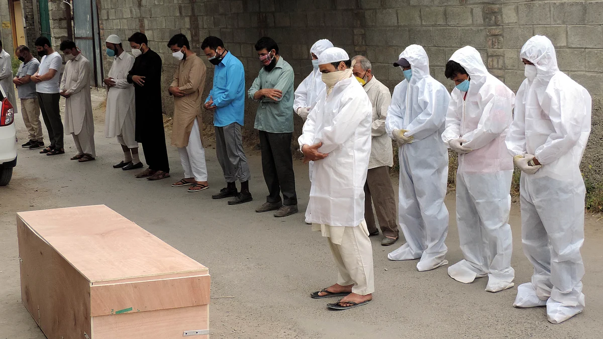 کشمیر: کورونا سے وفات پانے والے مریض کی نماز جنازہ ادا کرتے فرزندان توحید / UNI