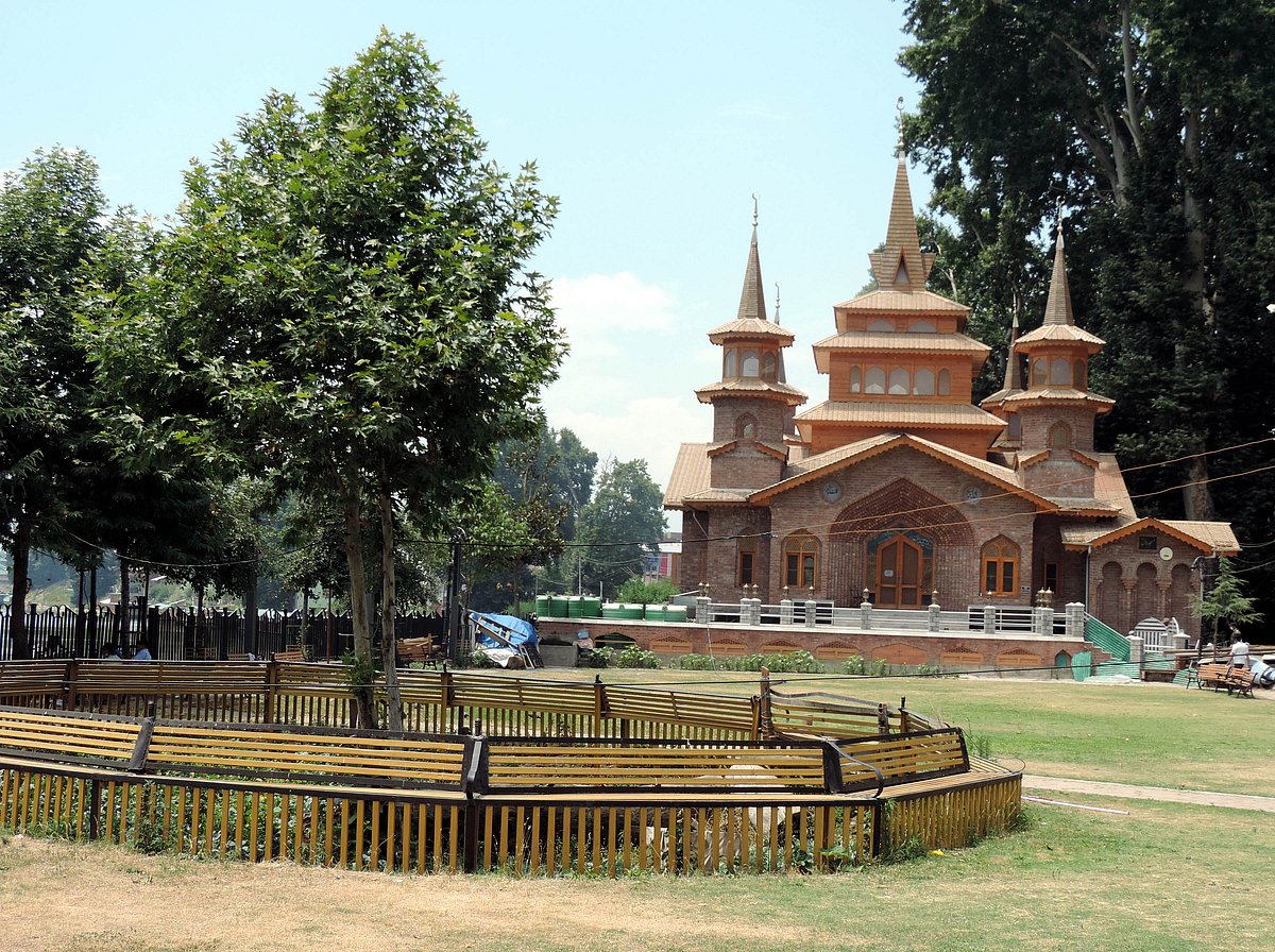 کشمیر میں خشک موسم سے میوہ باغ مالکان اور کسان پریشان