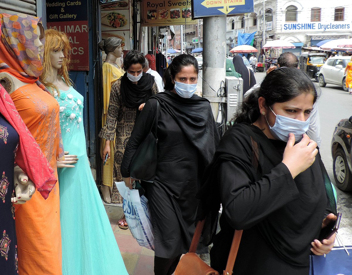 کشمیر: عید کے پیش نظر بازاروں میں گہماگہمی، تصویری جھلکیاں