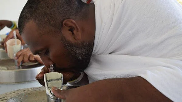 آبِ زمزم پیتے ہوئے ایک عازم حج