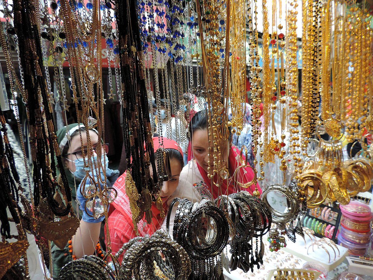 کشمیر: عید کے پیش نظر بازاروں میں گہماگہمی، تصویری جھلکیاں