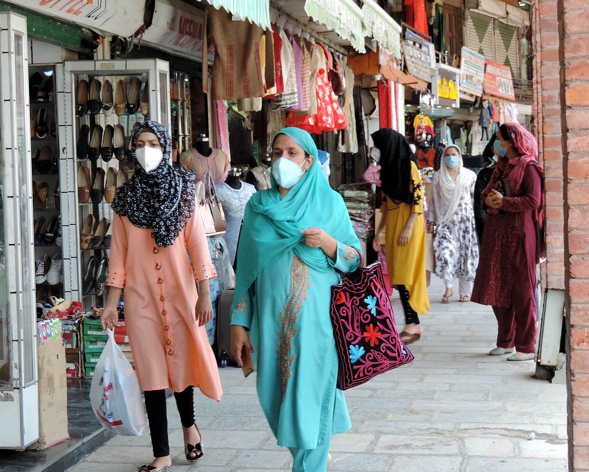 کشمیر: عید کے پیش نظر بازاروں میں گہماگہمی، تصویری جھلکیاں