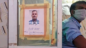 انعامی بدمعاش وکاس دوبے کے پوسٹر اتر پردیش کی دیواروں پر چسپاں
