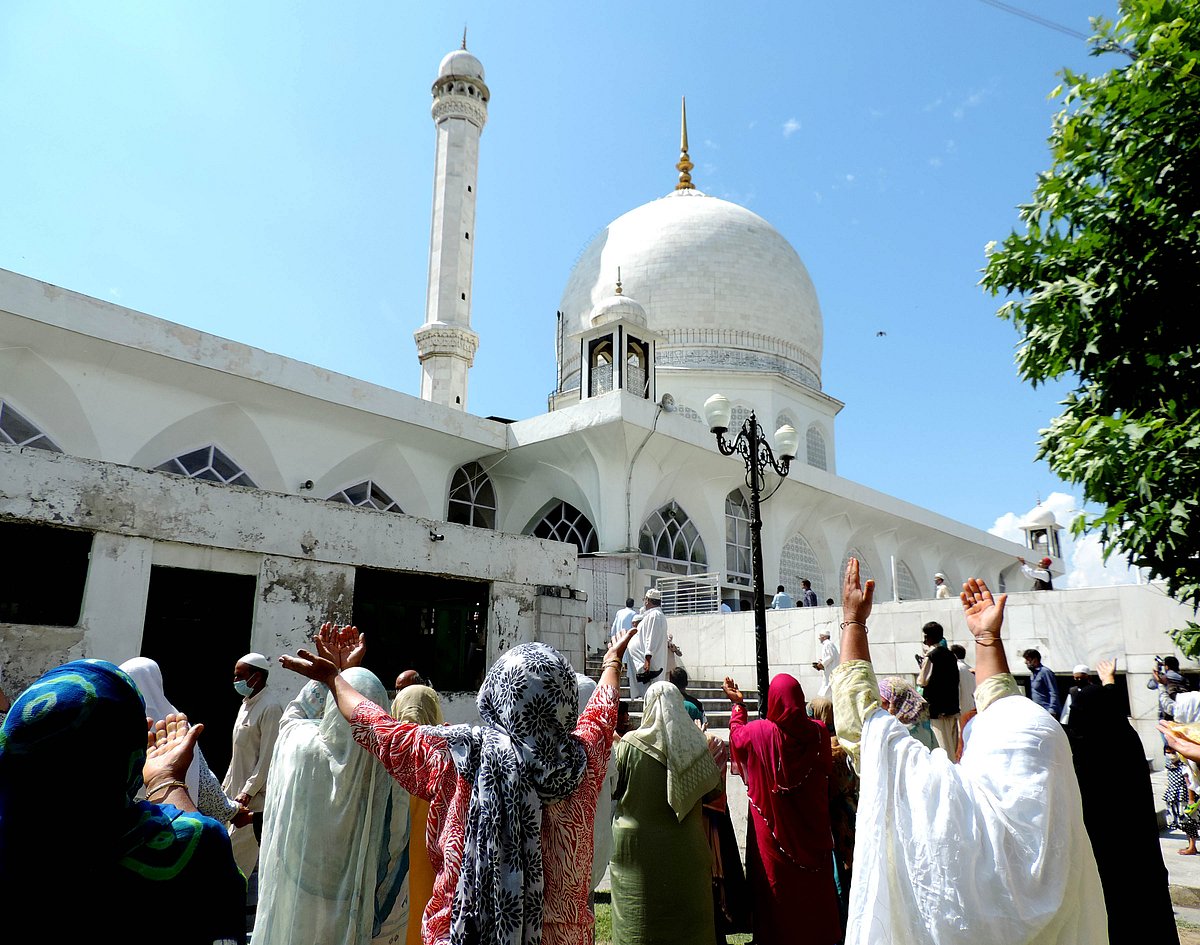 کشمیر: سخت احتیاطی تدابیر کے درمیان جامع مسجد میں پانچ ماہ بعد نمازِ جمعہ ادا