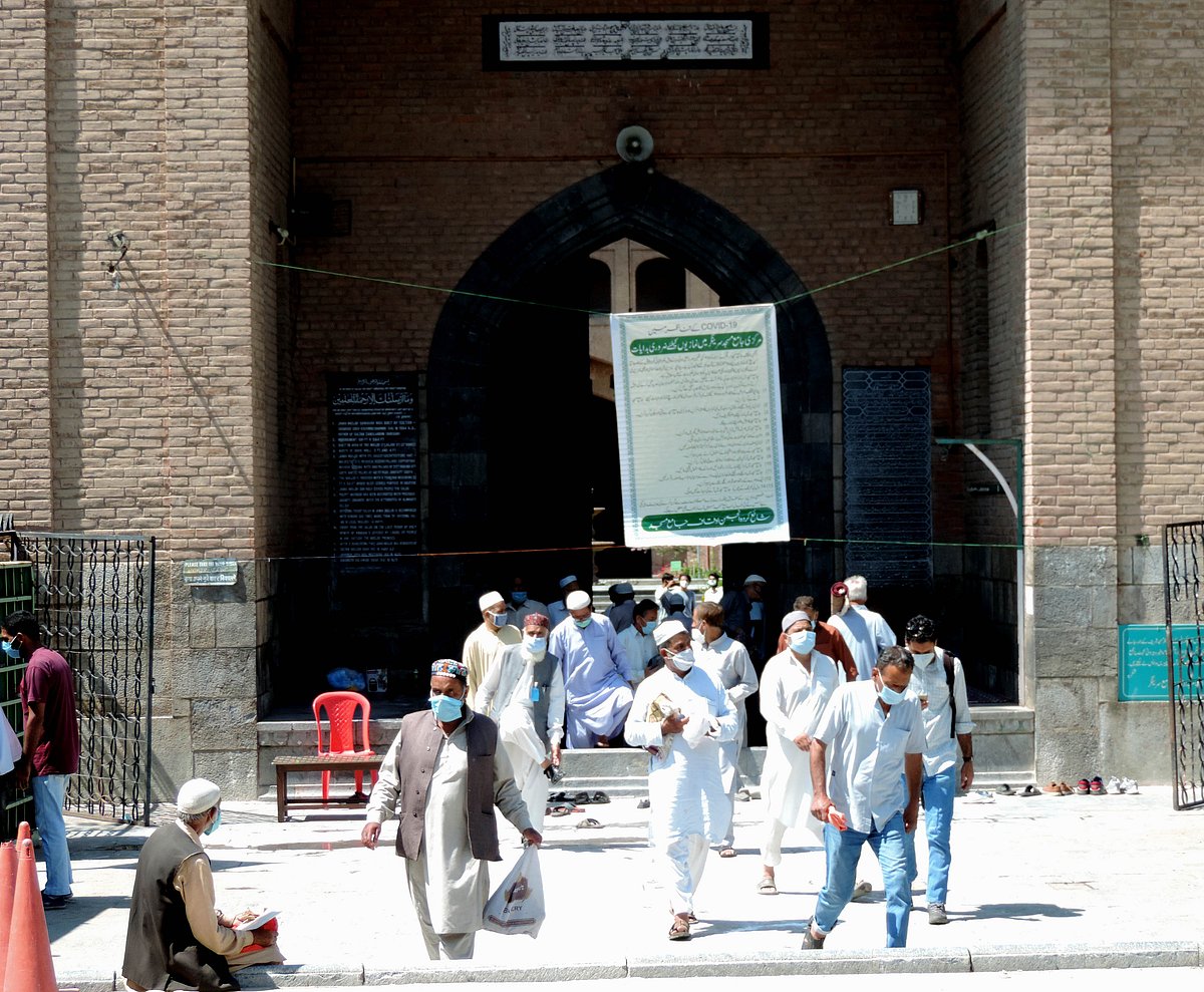 کشمیر: تاریخی جامع مسجد میں پانچ ماہ بعد نماز ظہر ادا کی گئی