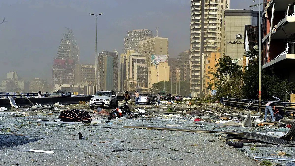 بیروت میں ہونے والے زبردست دھماکہ کی تباہ کاری کا منظر/ تصویر یو این آئی