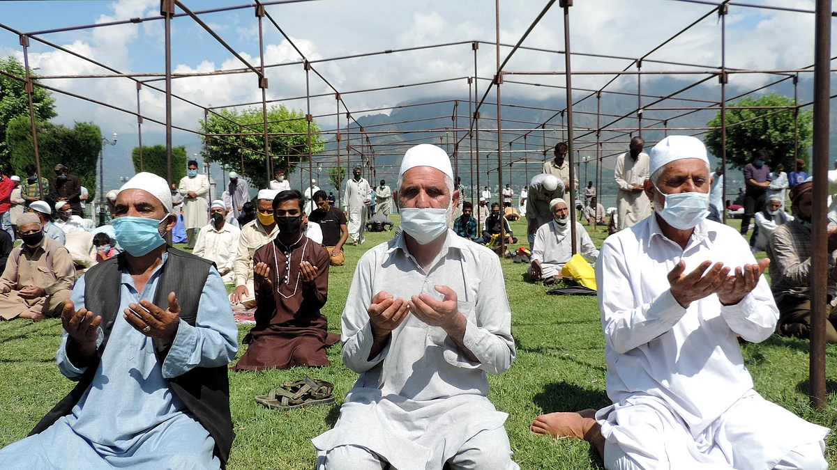سرینگر کی جامع مسجد میں نماز جمعہ ادا کرتے فرزندانِ توحید