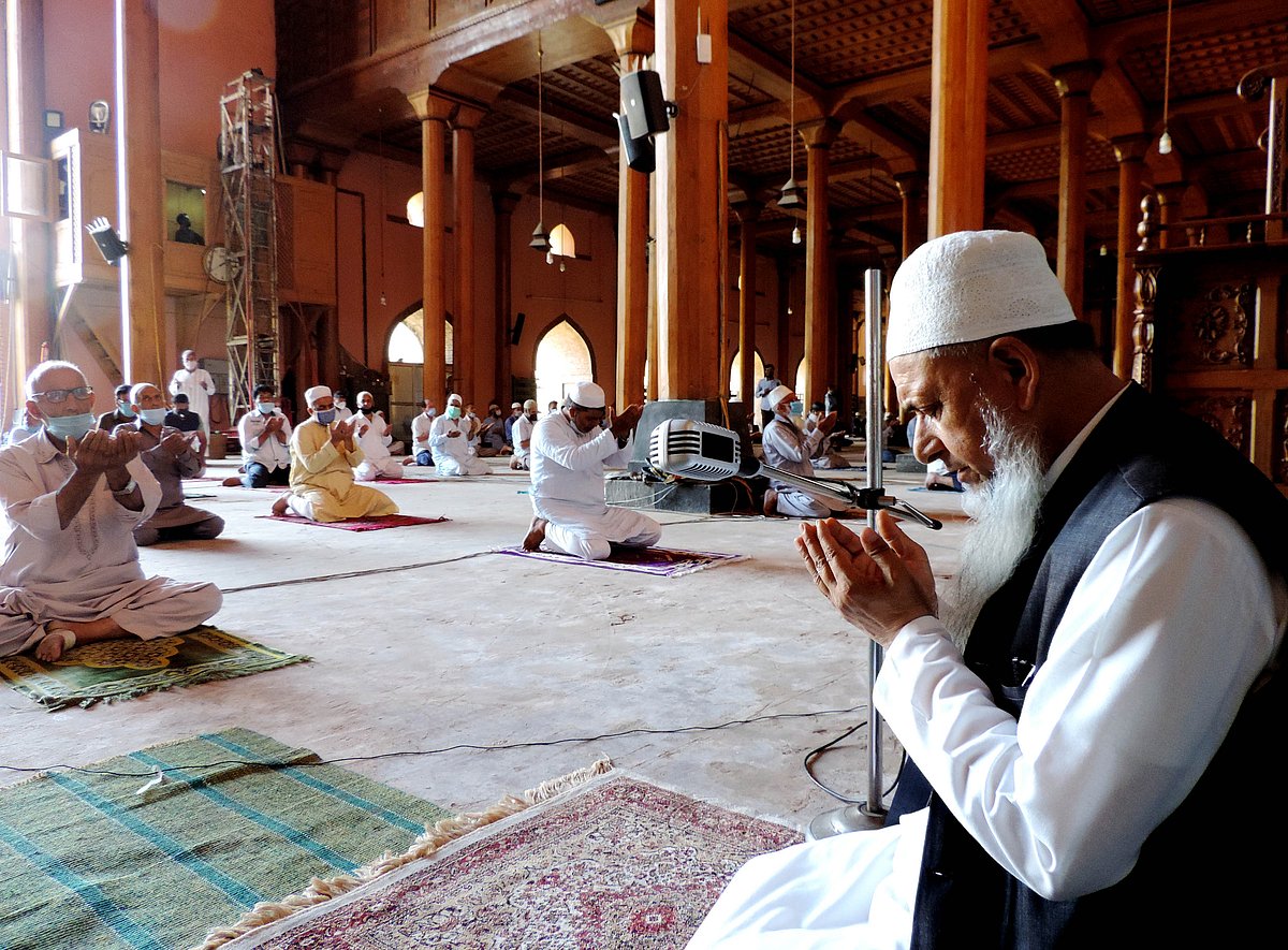 کشمیر: تاریخی جامع مسجد میں پانچ ماہ بعد نماز ظہر ادا کی گئی