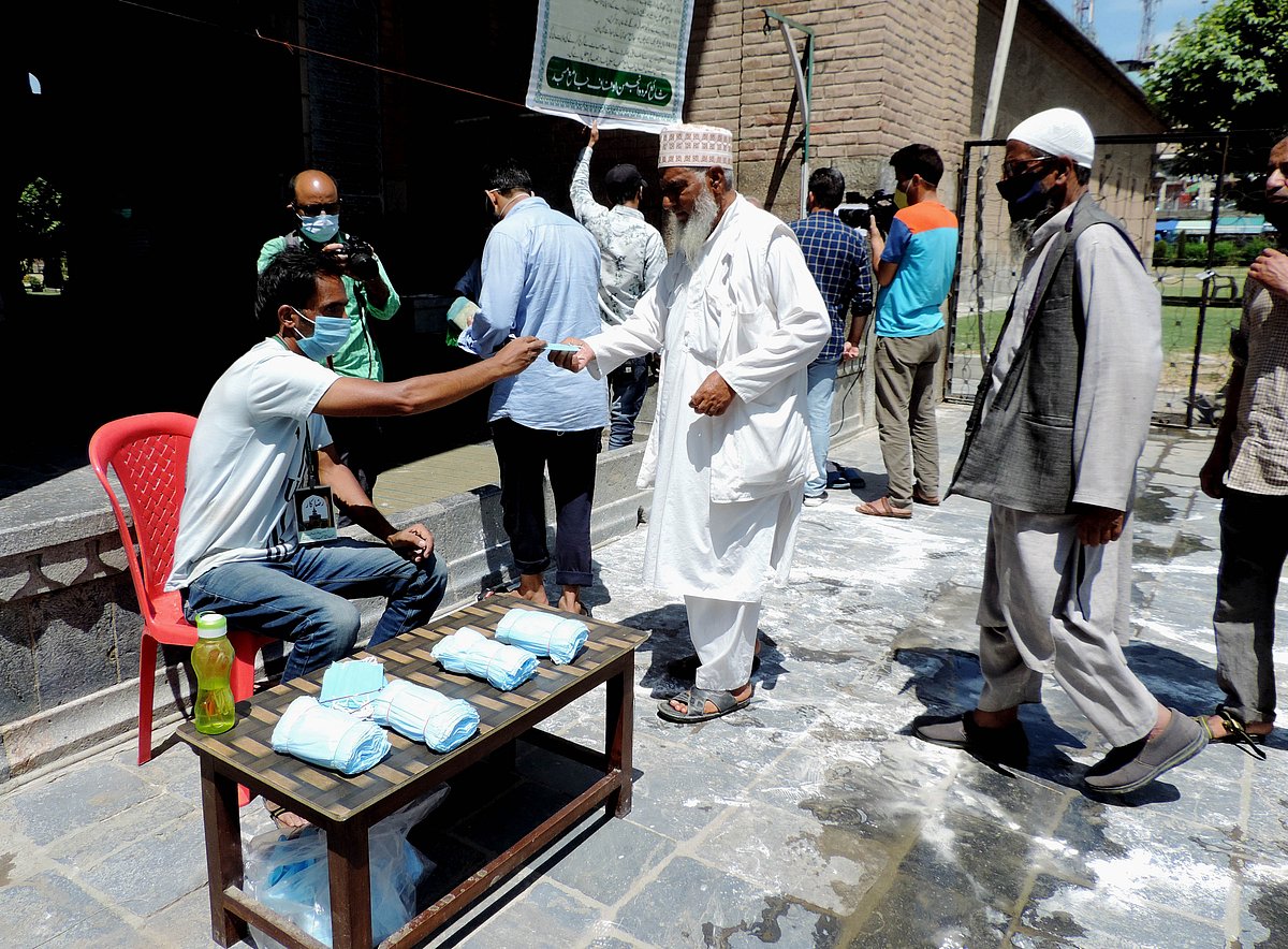 کشمیر: تاریخی جامع مسجد میں پانچ ماہ بعد نماز ظہر ادا کی گئی