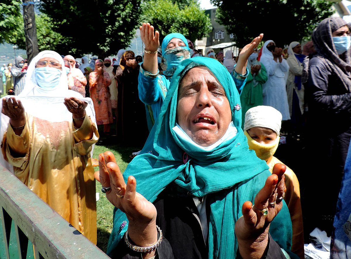 کشمیر: سخت احتیاطی تدابیر کے درمیان جامع مسجد میں پانچ ماہ بعد نمازِ جمعہ ادا