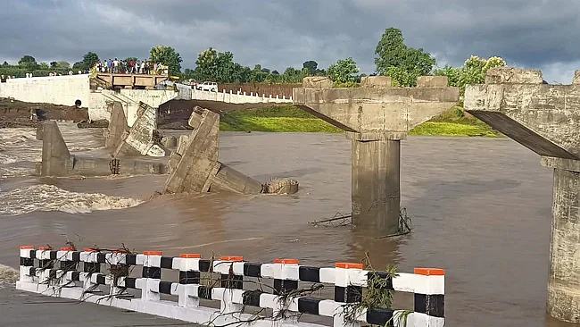 <div class="paragraphs"><p>بہار میں منہدم ایک پُل کی تصویر</p></div>