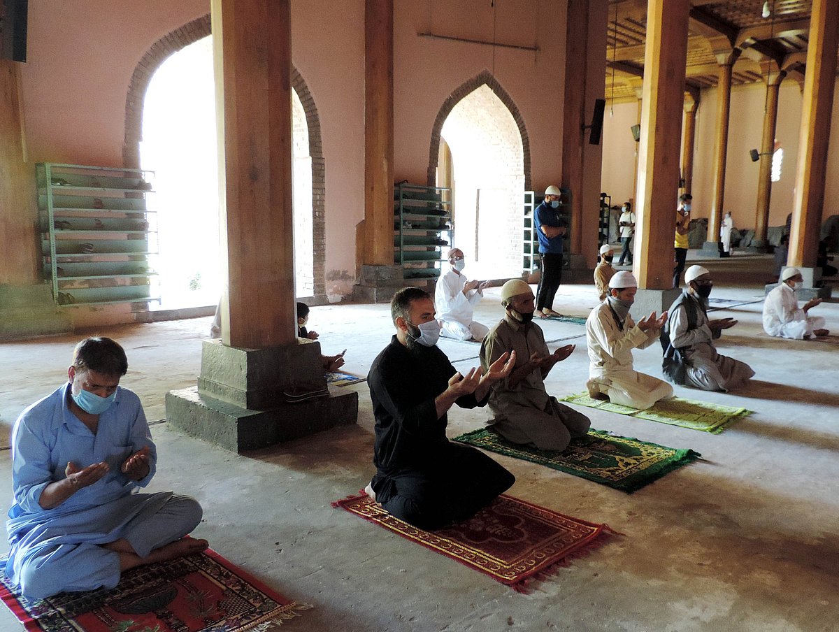 کشمیر: تاریخی جامع مسجد میں پانچ ماہ بعد نماز ظہر ادا کی گئی