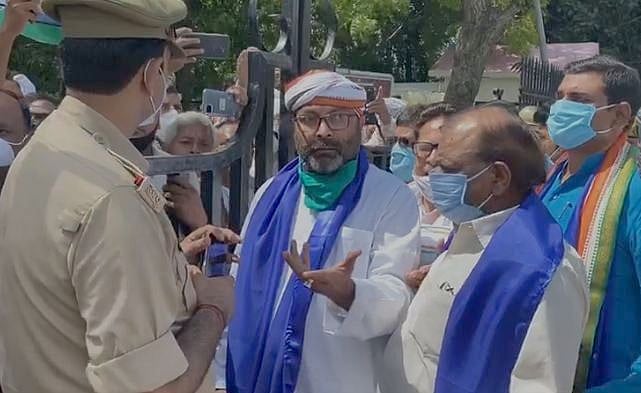 دلت پردھان قتل معاملہ: کنبہ سے ملنے جا رہے یوپی کانگریس صدر سمیت کئی رہنما اعظم گڑھ میں نظربند