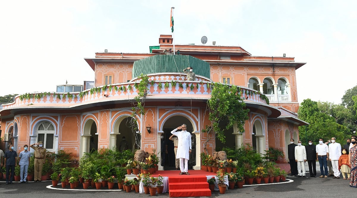 جے پور: یوم آزادی کے موقع پر قومی پرچم کو سلام پیش کرتے راجستھان کے وزیر اعلیٰ اشوک گہلوت / تصویر یو این آئی