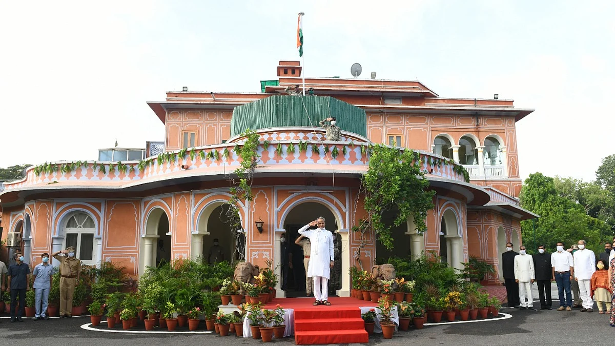 جے پور: یوم آزادی کے موقع پر قومی پرچم کو سلام پیش کرتے راجستھان کے وزیر اعلیٰ اشوک گہلوت / تصویر یو این آئی