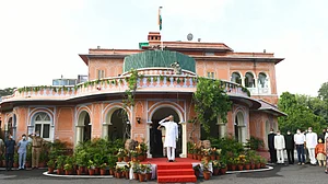 جے پور: یوم آزادی کے موقع پر قومی پرچم کو سلام پیش کرتے راجستھان کے وزیر اعلیٰ اشوک گہلوت / تصویر یو این آئی