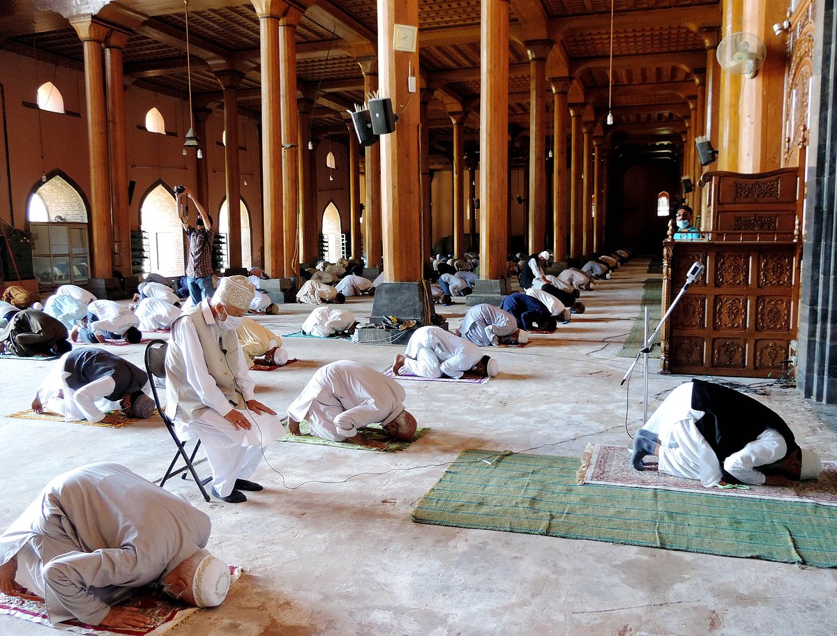 کشمیر: تاریخی جامع مسجد میں پانچ ماہ بعد نماز ظہر ادا کی گئی