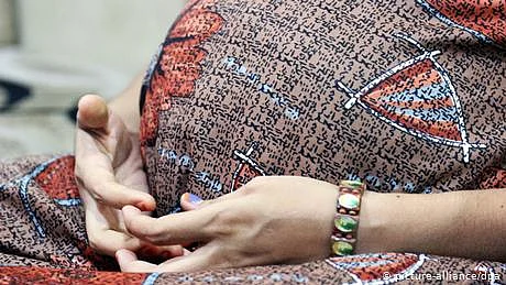 بیٹا ہے یا بیٹی؟ شوہر نے درانتی سے حاملہ بیوی کا پیٹ کاٹ دیا