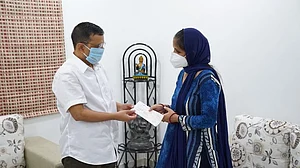 کورونا جنگجو راجیش بھاردواج کے لواحقین کو سی ایم کیجریوال نے دیا ایک کروڑ روپے کا چیک