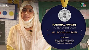 اسکول کو اپنا گھر اور طلبا کو اپنے بچے سمجھتی ہوں: قومی ایوارڈ یافتہ کشمیری استانی، روحی سلطانہ