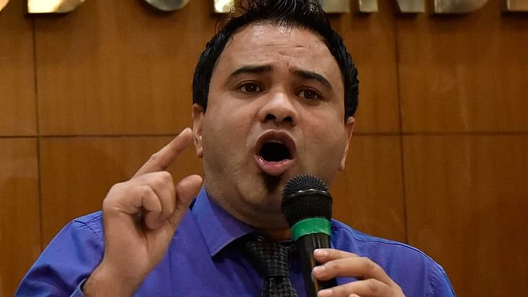 تحقیقات میں کلین چٹ دئے جانے کے باوجود یوگی حکومت نے ڈاکٹر کفیل کو برطرف کیا