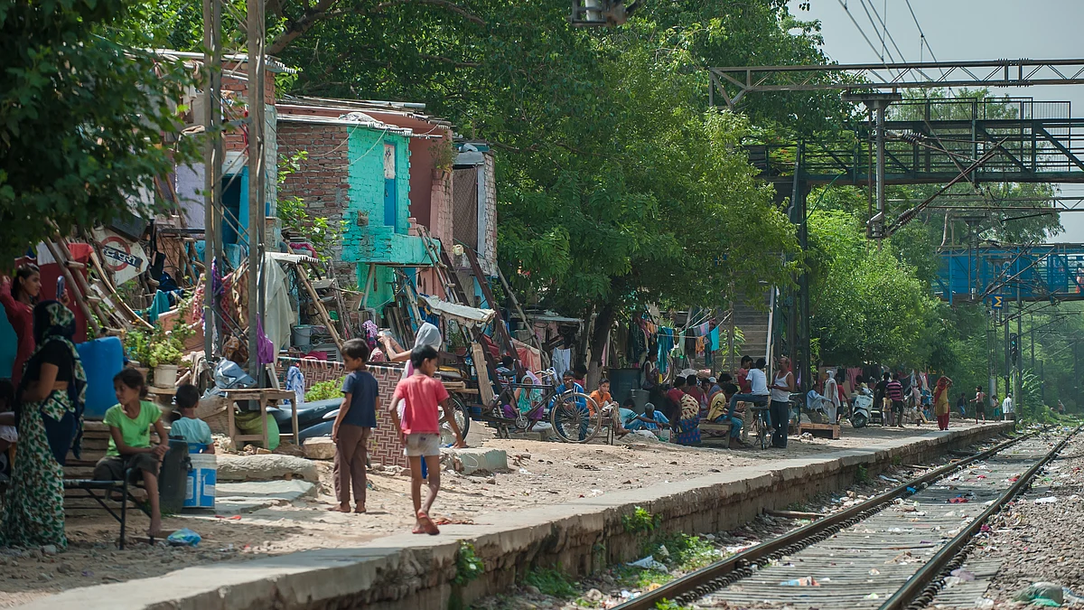 دہلی میں ریلوے ٹریک کے نزدیک واقع جھگیوں کا منظر / Getty Images