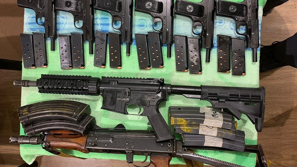 جواہر ٹنل کے نزدیک ایک ٹرک سے اسلحہ برآمد کرنے کا دعویٰ