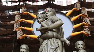 بنگال: پوجا کے پنڈال میں درگا کی جگہ ’مہاجر ماں‘ کی مورتی!