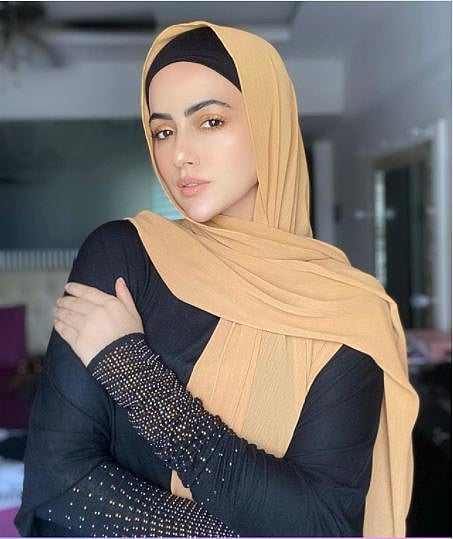 اداکارہ ثنا خان نے 'موت کے بعد والی زندگی' سنوارنے کے لیے بالی ووڈ کو کہا الوداع!