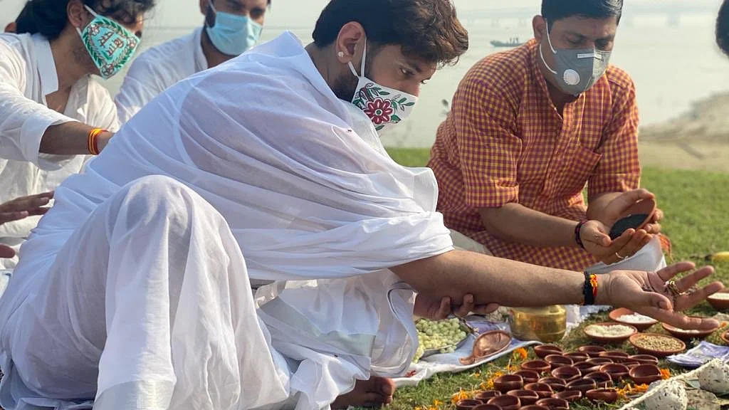 اپنے والد رام ولاس پاسوان کی رسوم ادا کرتے چراغ پاسوان / تصویر @iChiragPaswan