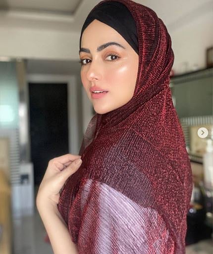 اداکارہ ثنا خان نے 'موت کے بعد والی زندگی' سنوارنے کے لیے بالی ووڈ کو کہا الوداع!