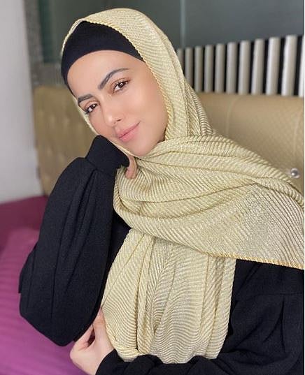 اداکارہ ثنا خان نے 'موت کے بعد والی زندگی' سنوارنے کے لیے بالی ووڈ کو کہا الوداع!