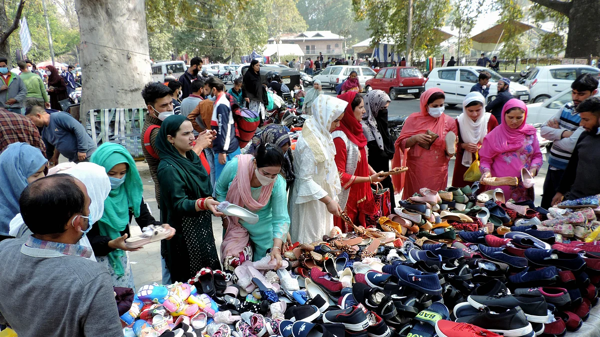 سنڈے مارکٹ میں خریدداری کرتیں کشمیری خواتین / تصویر یو این آئی