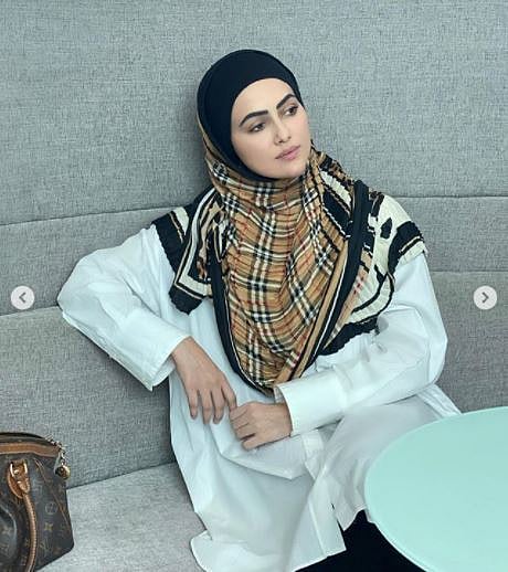 اداکارہ ثنا خان نے 'موت کے بعد والی زندگی' سنوارنے کے لیے بالی ووڈ کو کہا الوداع!