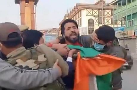 کشمیر: بی جے پی کارکنان کی 'لال چوک' میں ترنگا لہرانے کی کوشش ناکام