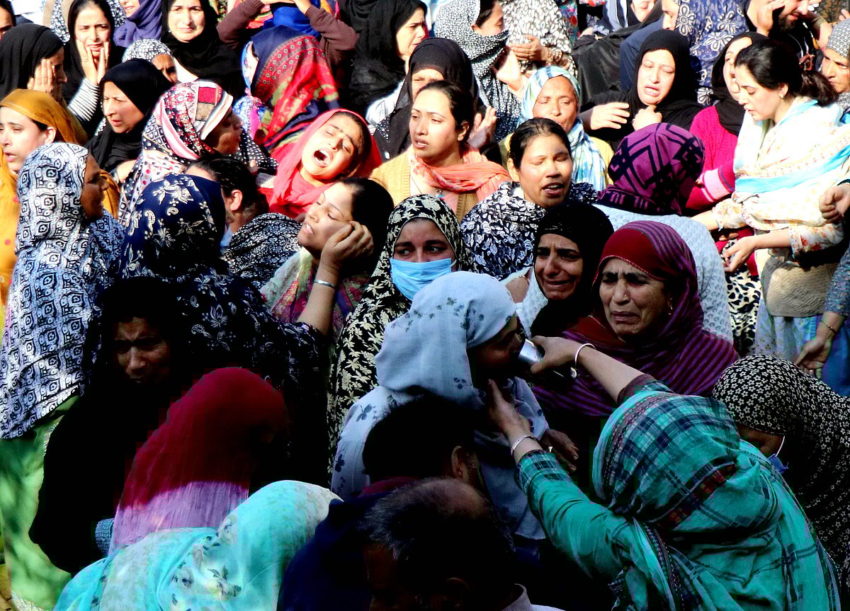 گاندربل حملہ: شہید پولیس اہلکار الطاف حسین سپرد خاک، تدفین میں بڑی تعداد میں لوگ ہوئے شریک