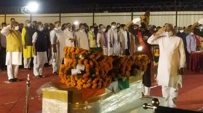 رام ولاس پاسوان کا جسد خاکی پٹنہ پہنچا، نتیش کمار نے پیش کیا خراج عقیدت