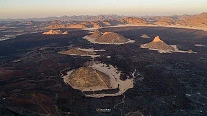 سعودی عرب کے مغرب میں عجیب و غریب آتش فشاں کنوئیں، سیاحوں کی توجہ کا مرکز