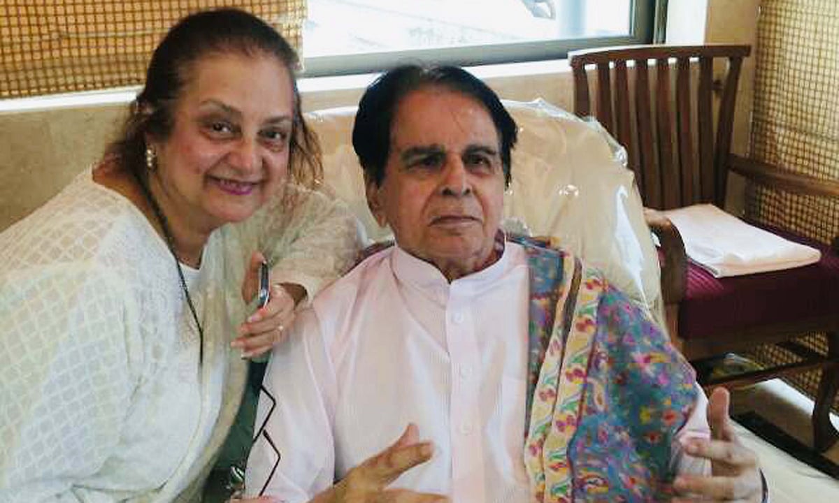 دلیپ کمار اور سائرہ بانو / تصویر بشکریہ ٹوئٹر @TheDilipKumar