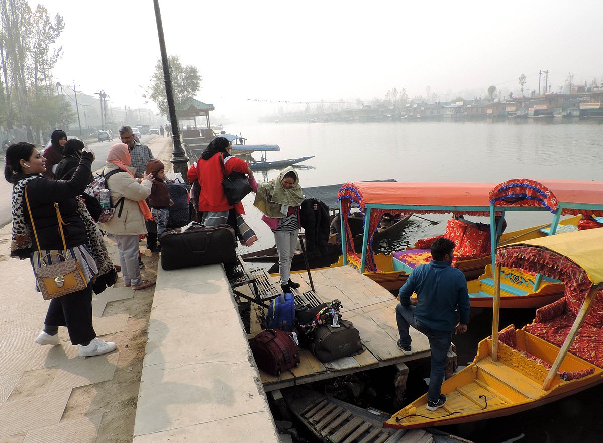 کشمیر میں برف و باراں کا سلسلہ شروع، کئی سڑکیں بند